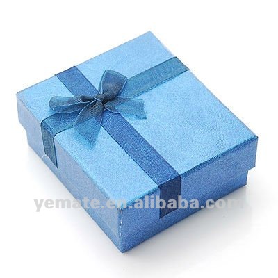 علبة هدايا وسط